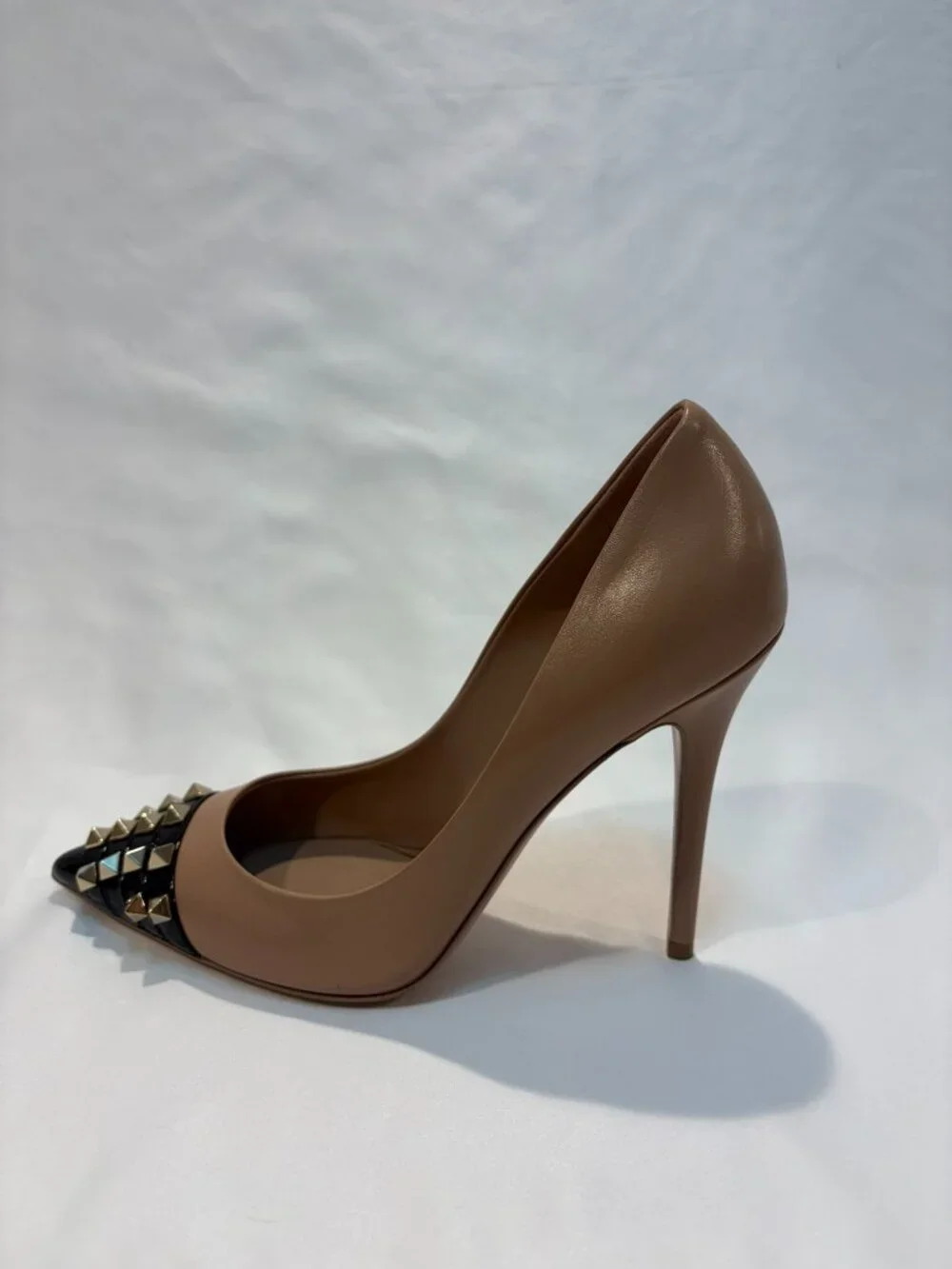 Valentino Garavani Rockstud Alcove Leather Pointed Toe Heels Beige/Black EU 38.5 - Picture 3 of 11